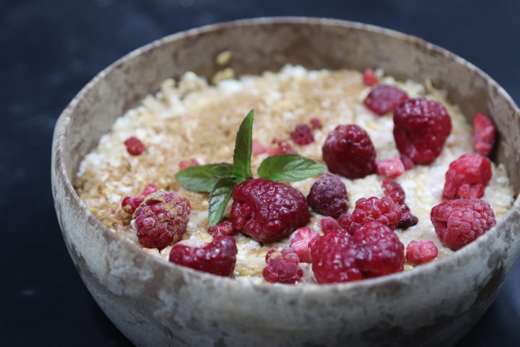 2.1 Porridge mit Apfel und Himbeeren2